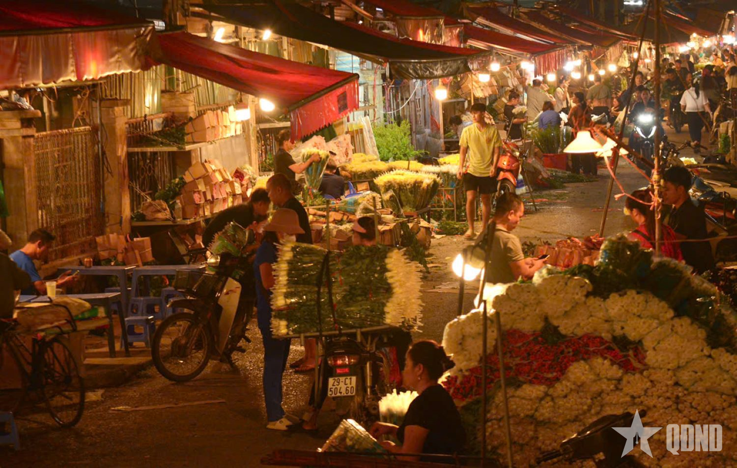 Đêm trắng của những tiểu thương chợ hoa Quảng Bá 